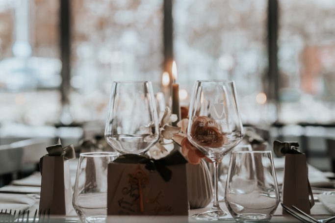 Tischgedeck mit Glaswaren und einer Kerze in einem eleganten Restaurant.